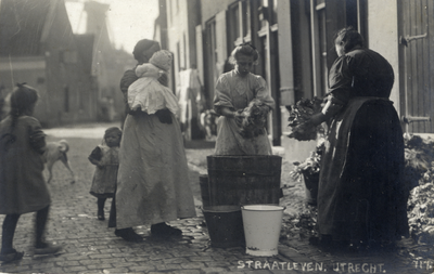 124995 Afbeelding van enkele vrouwen tijdens het inmaken van andijvie in de Bergstraat te Utrecht.